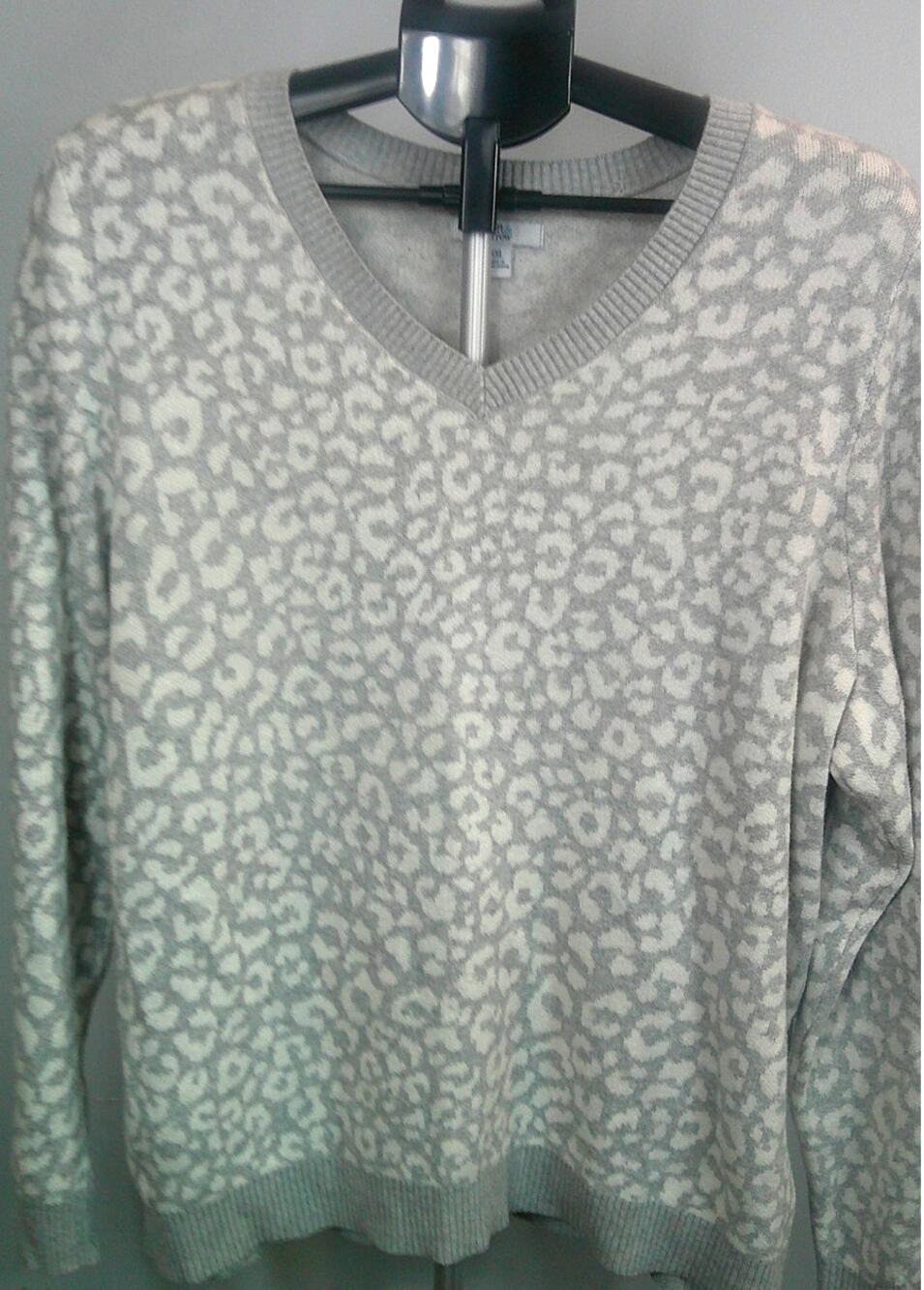 Croft & Barrow Women's XXL V-Neck Sweater Gray White Leopard